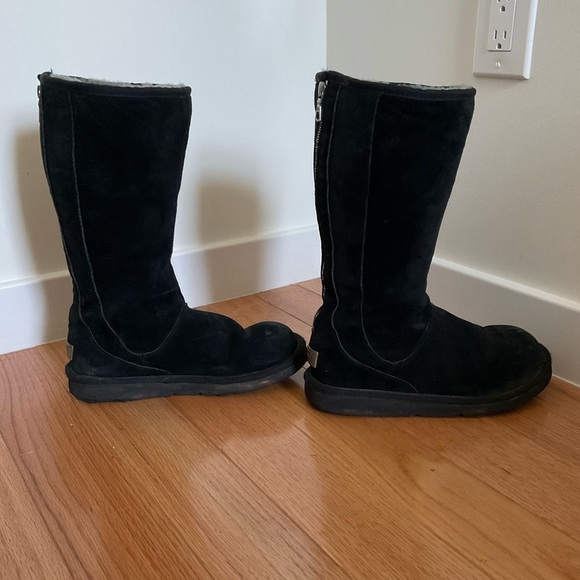 UGG Black Knightsbridge Skeepskin Lined Exposed Back Zipper Suede Boots Size 7 - Picture 9 of 15